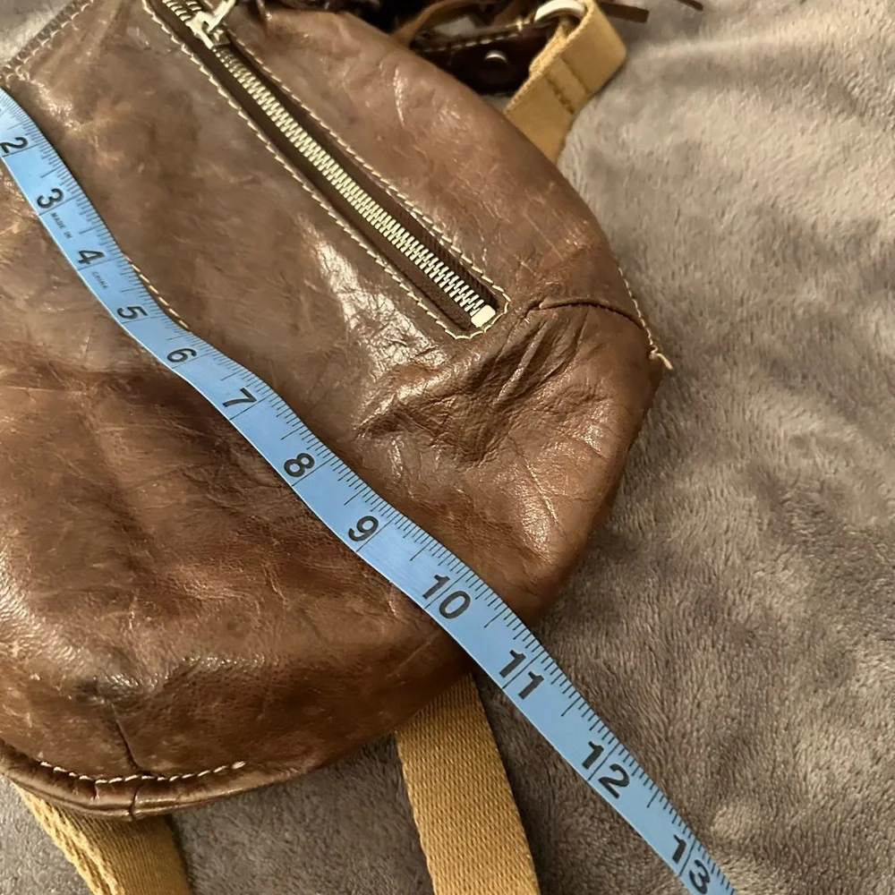 b. makowsky leather Brown Crossbody Bag with Tassel Accent perfect condition - Picture 6 of 7